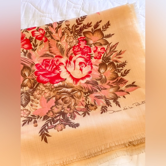 Oscar de la Renta Wrap Scarf - Picture 3 of 3